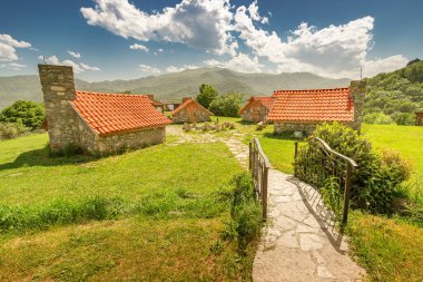 Dağlarda kamp yapan küçük ve rahat taş evler ve kulübeler. Doğada ve dışarıda bir gece.