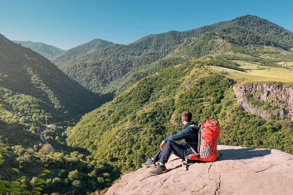 Щасливий Чоловік Рюкзаком Сидить Вершині Скелі Вірменських Горах Довгі Відстані — стокове фото