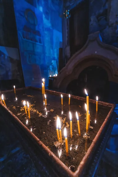 Kerzenlichter Einer Mittelalterlich Dunklen Katholischen Kirche Das Konzept Von Glaube — Stockfoto