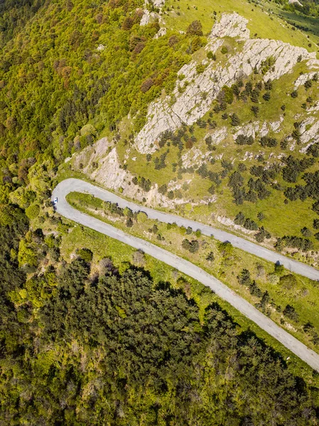 Vista Aérea Curva Acentuada Estrada Serpentina Nas Montanhas Floresta — Fotografia de Stock