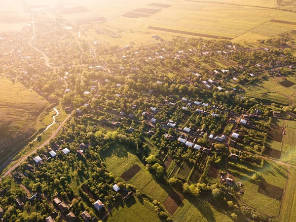 Panoramautsikt Över Gröna Och Plöjda Jordbruksfält Och Flera Byhus Upplysta — Stockfoto