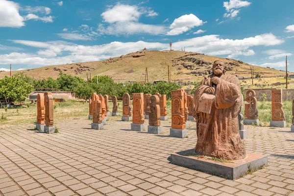 Мая 2021 Года Ошакан Армения Памятник Месропу Маштотцу Хачкарами Посвященными — стоковое фото