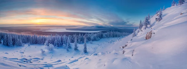 Téli táj napkeltekor a hegyekben — Stock Fotó