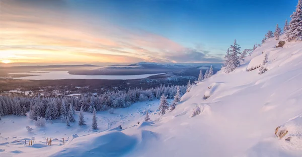 Winterlandschaft mit Skiern bei Sonnenaufgang — Stockfoto