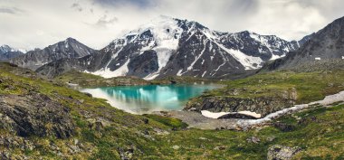 Yüksek dağ gölü ile