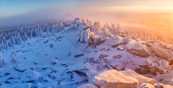 Winterlandschaft in den Bergen bei Sonnenaufgang — Stockfoto