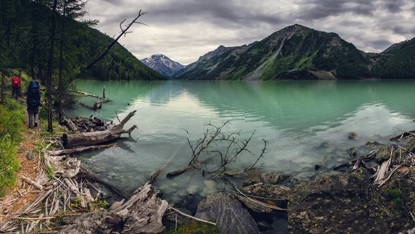 Túrázók séta a tó, a hegyek — Stock Fotó