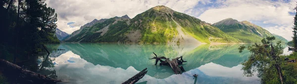 Lago de montanha selvagem — Fotografia de Stock