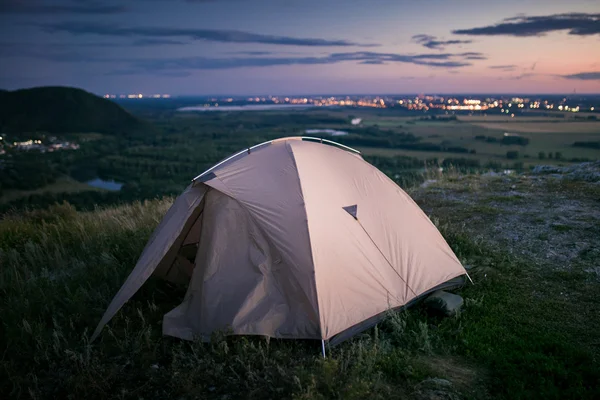 Tenda e luci della città — Foto Stock