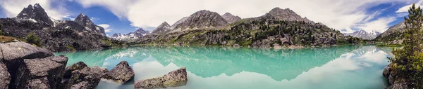 Lago de montaña azul — Foto de Stock