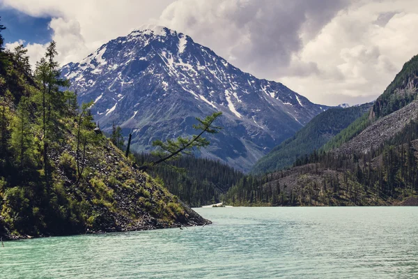 Montañas con lago — Foto de Stock