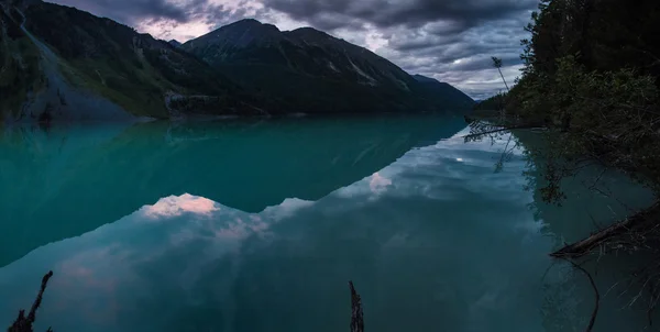 Lac de montagne au crépuscule — Photo