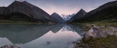 Belukha dağ gölü ile