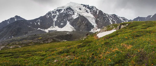 Alta montaña — Foto de Stock