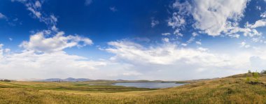 Bozkır Gölü mavi gökyüzü altında