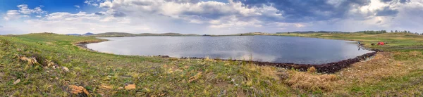 Stäppen sjön med tourist camp — Stockfoto