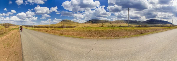 Carretera y ciclista — Foto de Stock