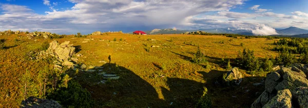 Krajina s modrou oblohu a dům v horách — Stock fotografie