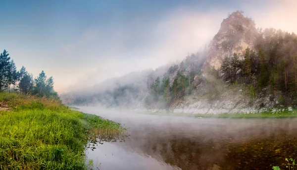 Río con acantilado en la niebla — Foto de Stock