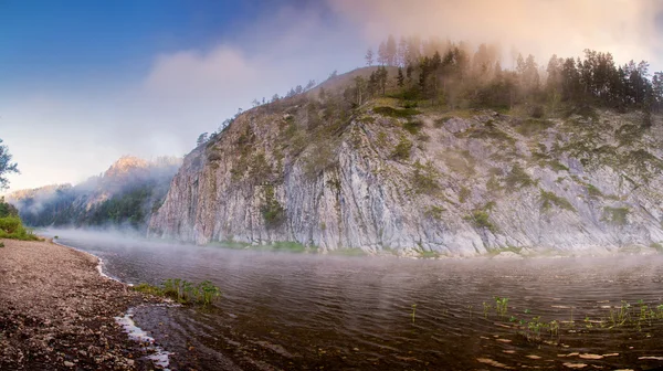 Floden med stenar i dimman — Stockfoto