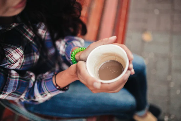 Bir fincan kahve elinde tutan genç kadın — Stok fotoğraf