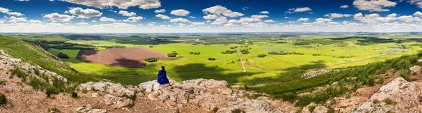 Panorama de vales verdes e assistindo uma mulher — Fotografia de Stock