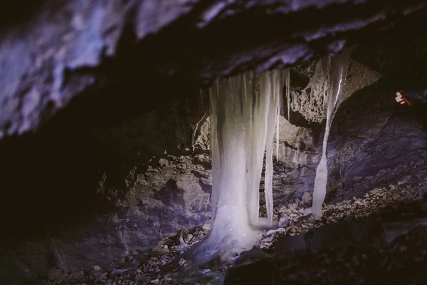La grotte avec un stalagmite de glace — Photo