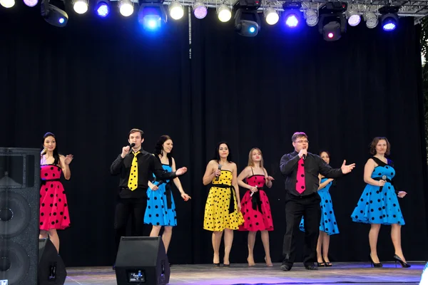 Ufa- 27 DE FEBRERO: Ensemble actúa en el escenario durante el Festival Ruso en el centro comercial MEGA el 27 de febrero de 2014 en la ciudad de Ufa, Rusia — Foto de Stock
