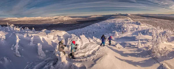 Winterlandschap met skiërs bij zonsopgang — Stockfoto