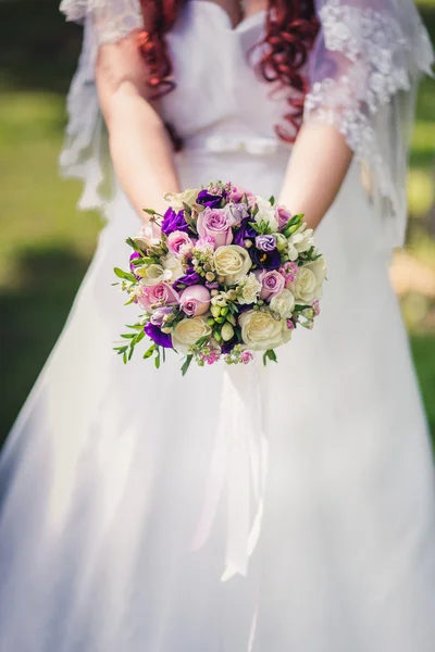 Noiva segurando buquê de casamento lilás — Fotografia de Stock