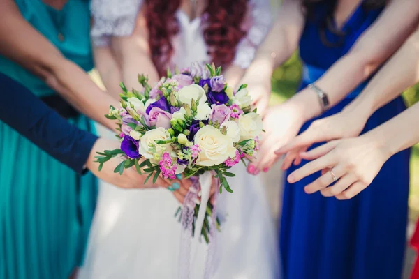 Le mani arrivano per il mazzo da sposa — Foto Stock