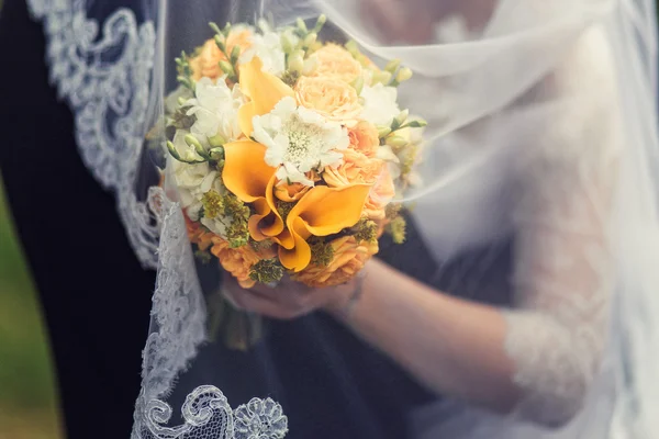 Yellow bouquet under a veil — Stock Photo, Image