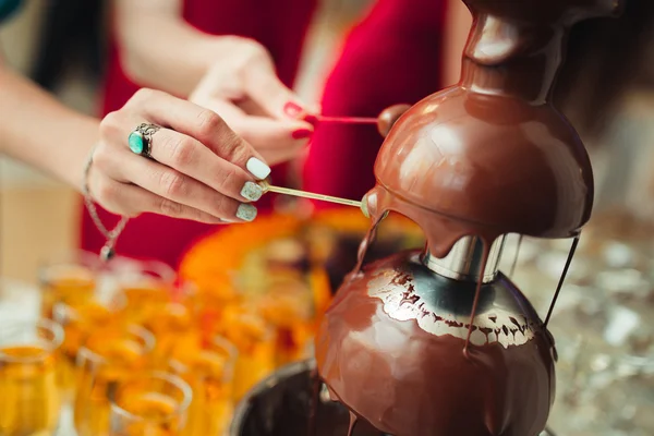 Fontana di cioccolato a un matrimonio — Foto Stock