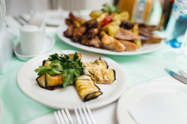 Masanın üzerine çeşitli aperatifler servis