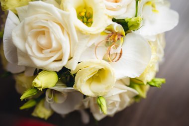 Alyans bouquet üzerinde