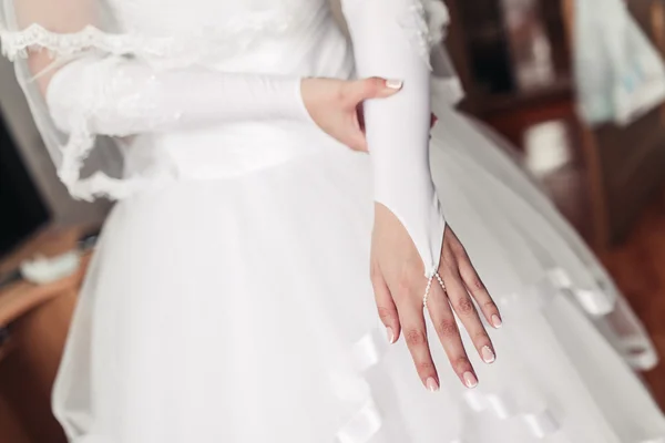 Novia lleva guantes de boda —  Fotos de Stock