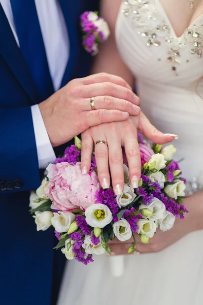 Hands of groom and bride with rings — Stock Photo, Image