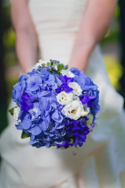 Novia celebración ramo de boda lila — Foto de Stock