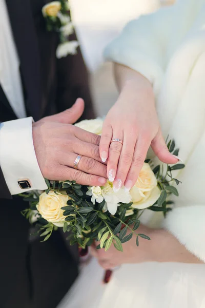 Handen van bruid en bruidegom met ringen — Stockfoto