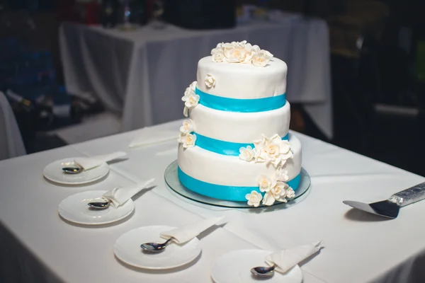 Torta nuziale sul tavolo servito — Foto Stock