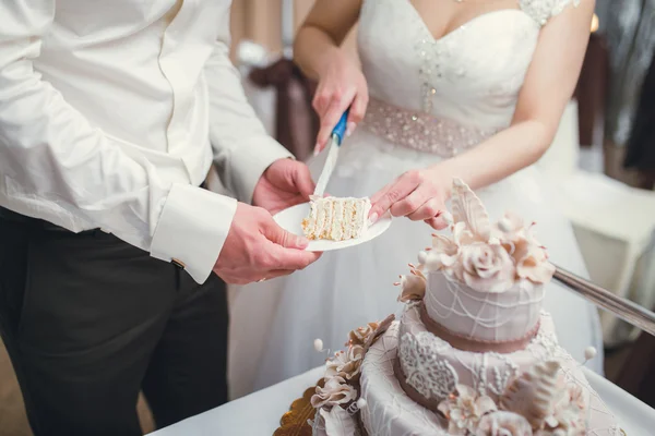 Recém-casados cortando o bolo de casamento — Fotografia de Stock