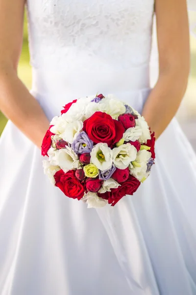 Noiva segurando buquê de casamento com rosas — Fotografia de Stock