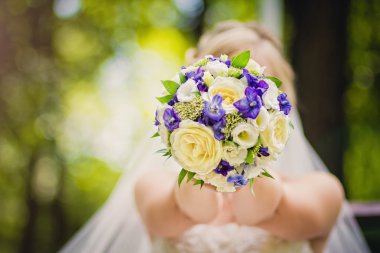 Gelin holding renkli düğün buketi