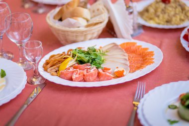 bir tabağa dilimlenmiş balık