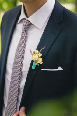 Damat yaka çiçeği ile takım elbise ve kravat