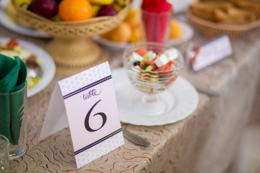 Ziyafet masada dekore edilmiş