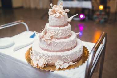 Desenli Brown düğün pastası