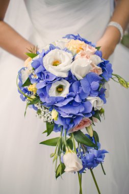Gelin holding renkli düğün buketi
