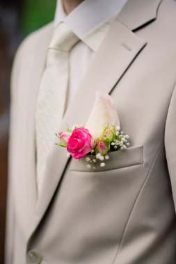 Beyaz takım üzerinde düğün yaka çiçeği