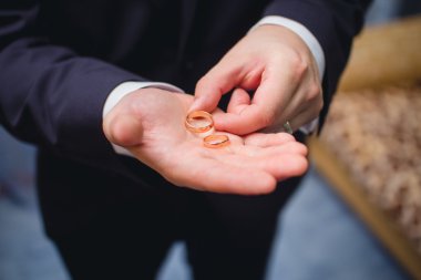 Alyanslar ellerinde.